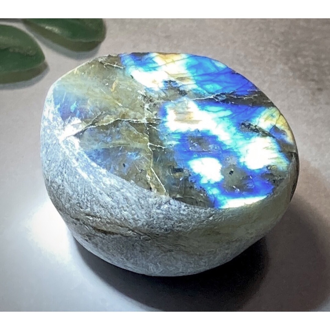 【宇宙エネルギー】虹　ラブラドライト　レインボー　磨き　原石 | フリマアプリ ラクマ