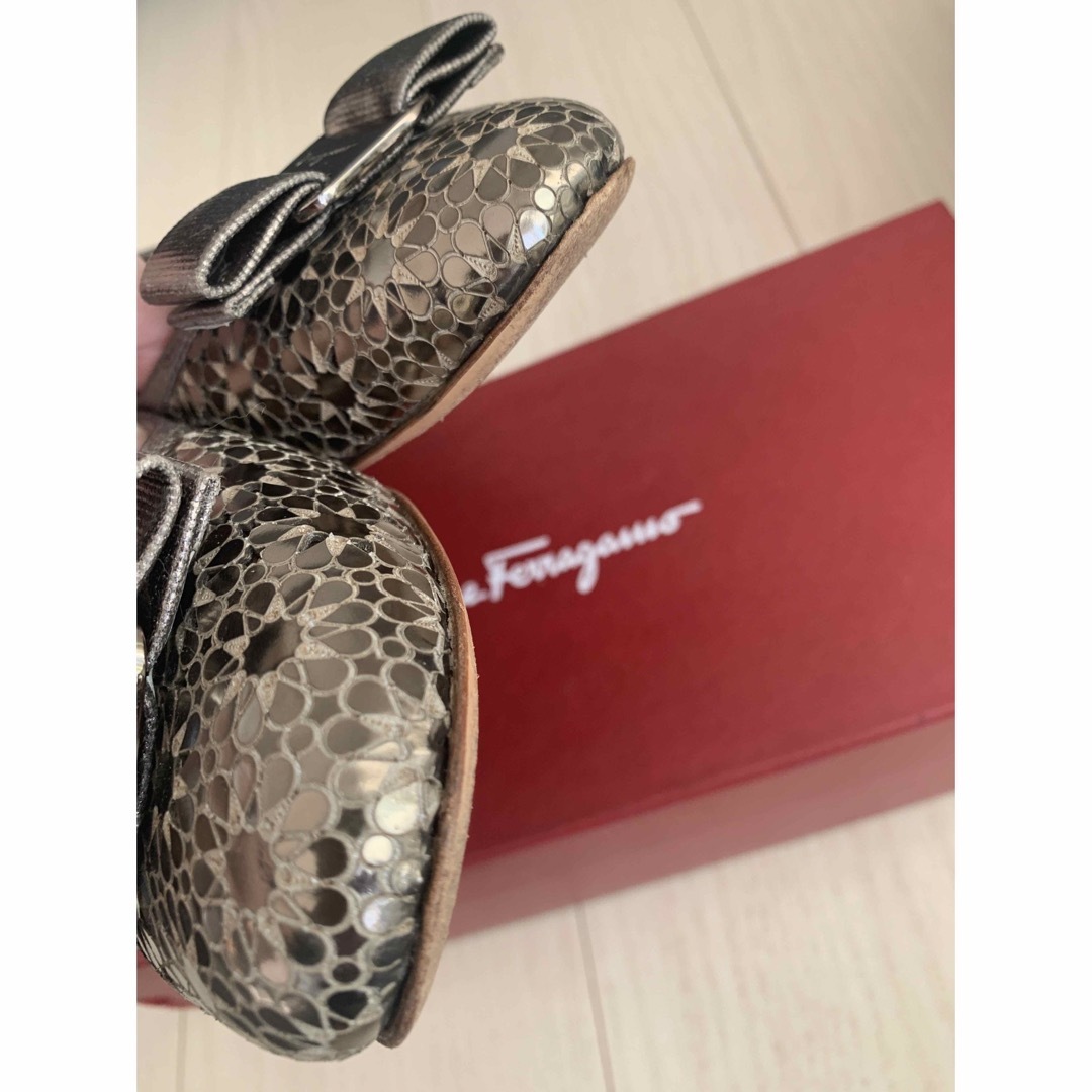 Salvatore Ferragamo(サルヴァトーレフェラガモ)のフェラガモ　ローヒール　パンプス　VARA カッティング　ブロンズ　バレエ レディースの靴/シューズ(バレエシューズ)の商品写真