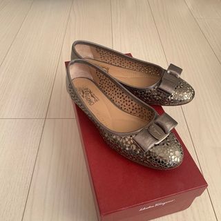 サルヴァトーレフェラガモ(Salvatore Ferragamo)のフェラガモ　ローヒール　パンプス　VARA カッティング　ブロンズ　バレエ(バレエシューズ)