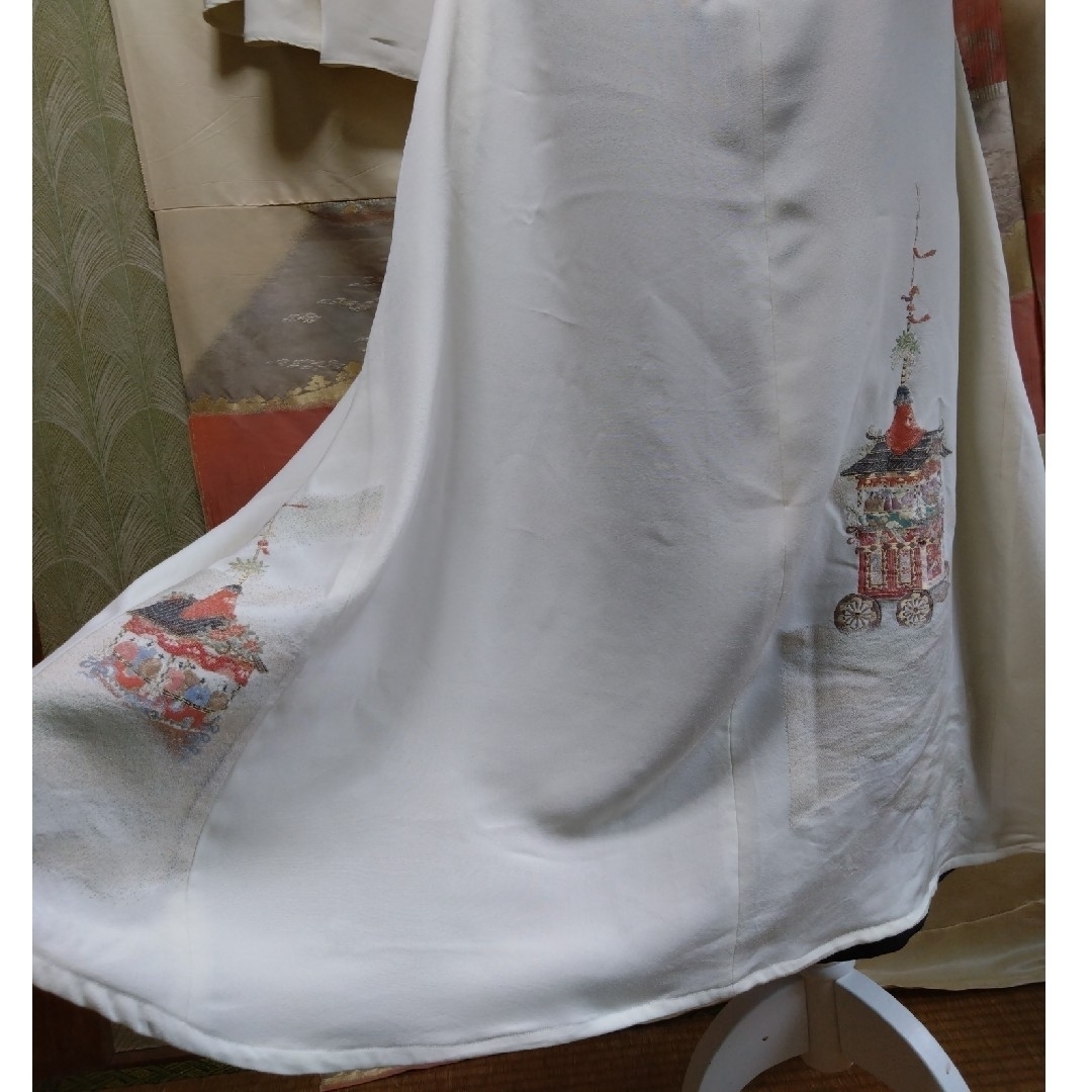 Aラインワンピース　ホワイト×刺繍　着物リメイク　正絹 レディースの水着/浴衣(着物)の商品写真
