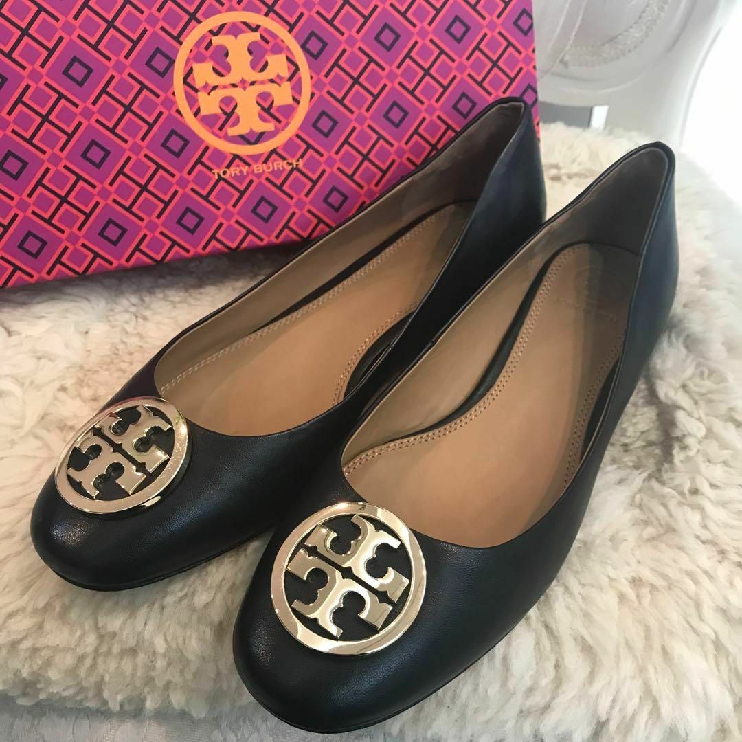 Tory Burch(トリーバーチ)の☆美品☆TORY BURCH　パンプス　ローヒール　ロゴ　レザー　黒　ゴールド レディースの靴/シューズ(ハイヒール/パンプス)の商品写真