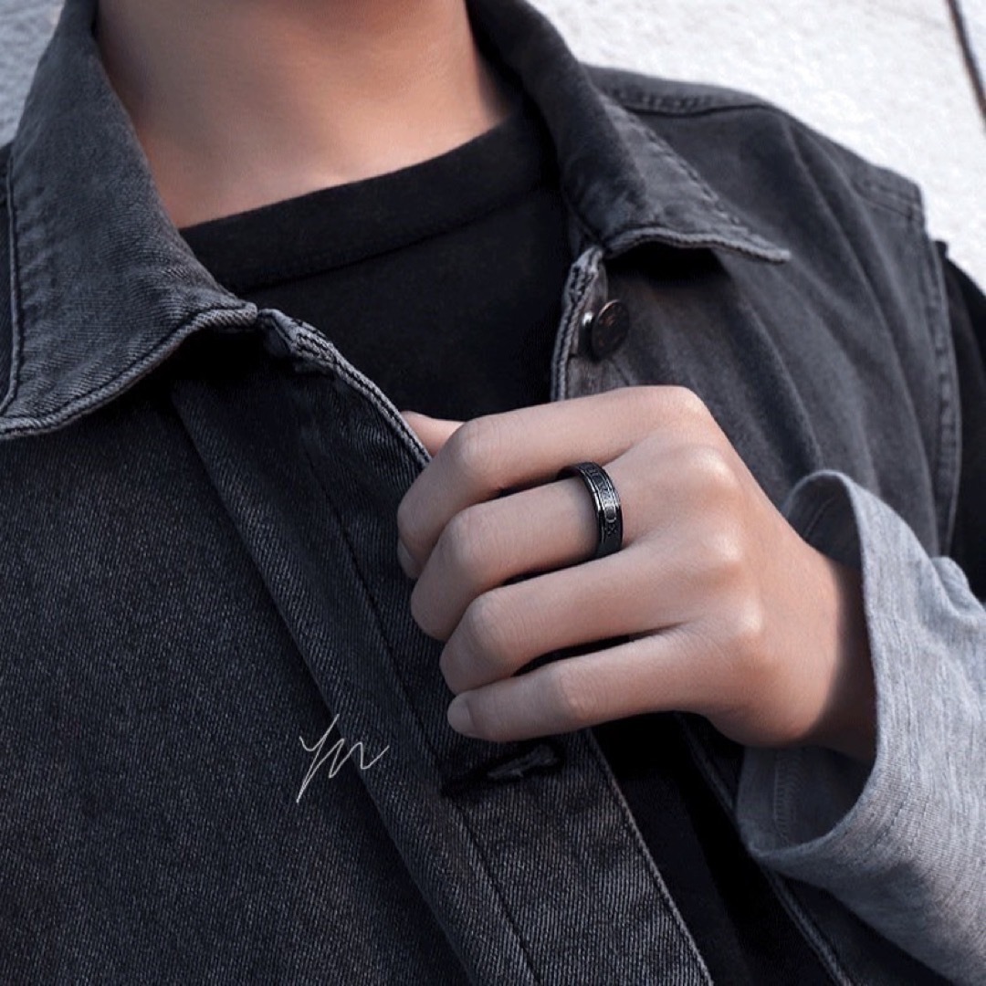ブラックローマ字リング ステンレスリング ステンレス指輪 メンズのアクセサリー(リング(指輪))の商品写真