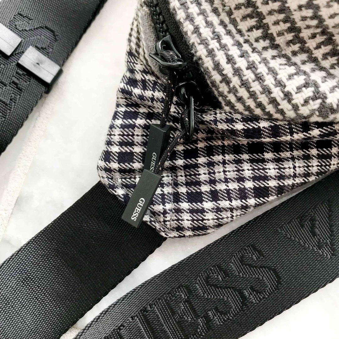 GUESS(ゲス)の【GUESS】　ウエストポーチ　バッグ　カバン　メンズ　千鳥柄　グレー メンズのバッグ(ボディーバッグ)の商品写真