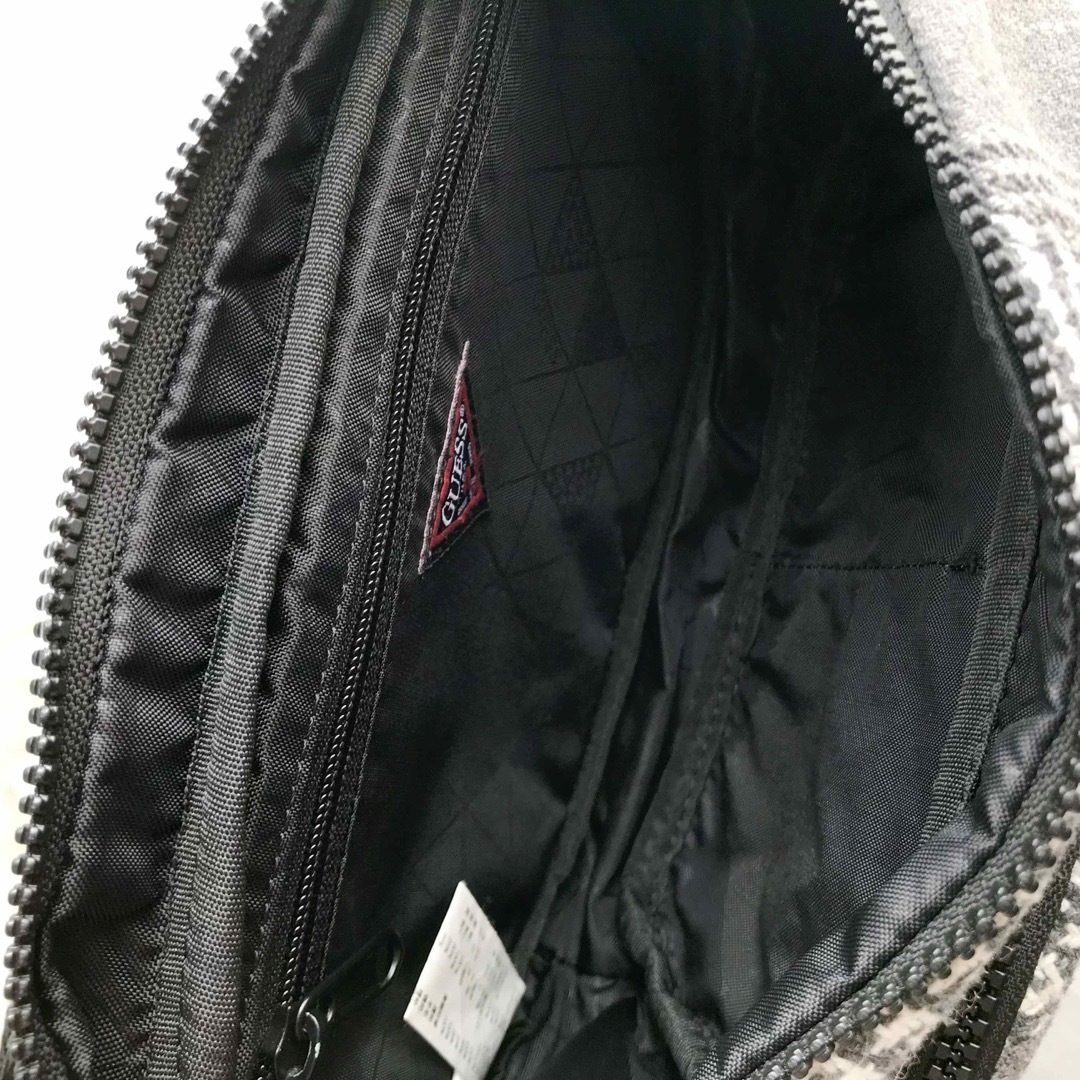 GUESS(ゲス)の【GUESS】　ウエストポーチ　バッグ　カバン　メンズ　千鳥柄　グレー メンズのバッグ(ボディーバッグ)の商品写真