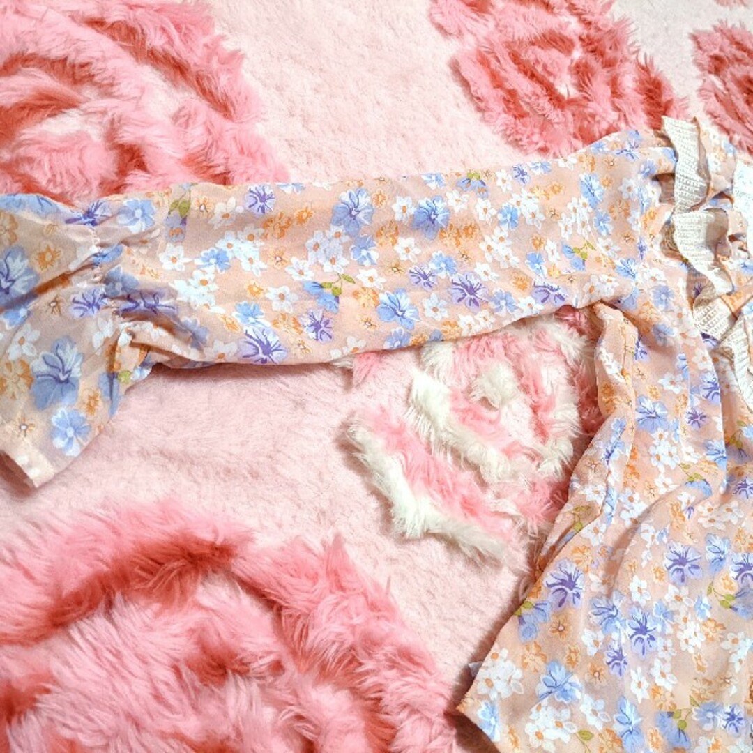 axes femme(アクシーズファム)のaxes femme♥サーモンピンク❤花柄＆レース❤フリル♥花柄♥お洋服 レディースのトップス(シャツ/ブラウス(長袖/七分))の商品写真