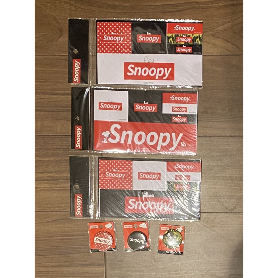 SNOOPY(スヌーピー)のスヌーピー　缶バッジ　シール　セット エンタメ/ホビーのアニメグッズ(バッジ/ピンバッジ)の商品写真