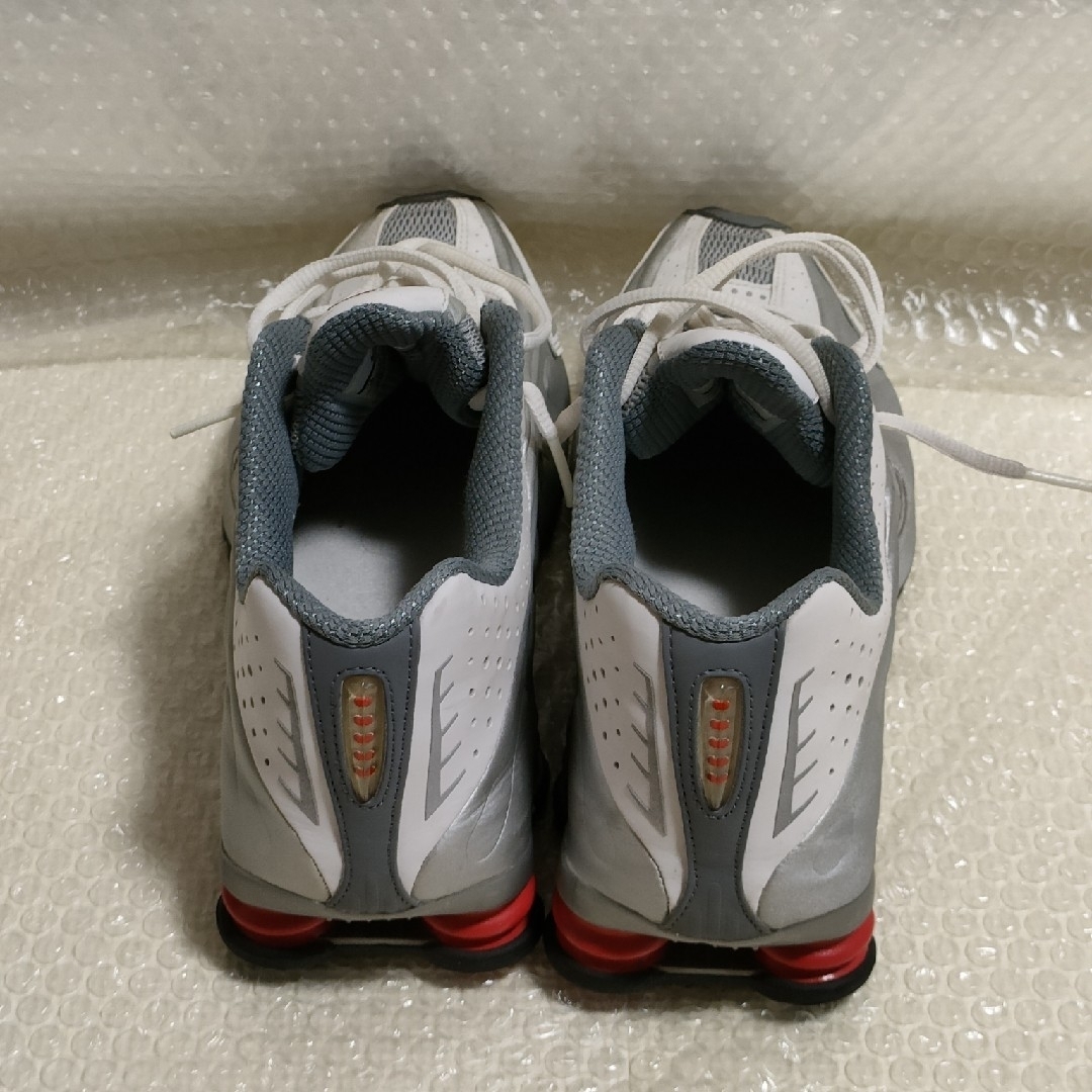 NIKE ショックス 銀色 シルバー 赤 レッド スニーカー メンズの靴/シューズ(スニーカー)の商品写真