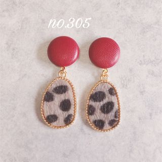 no.305 レッド フェイクレザー ファー グレー ピアス、イヤリング(ピアス)