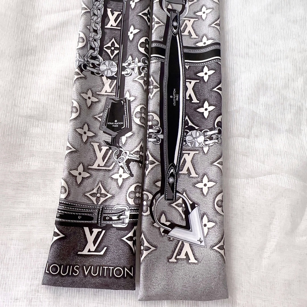 LOUIS VUITTON(ルイヴィトン)のLouis Vuitton ルイヴィトン　バンドー　モノグラム　スカーフ　美品 レディースのファッション小物(バンダナ/スカーフ)の商品写真