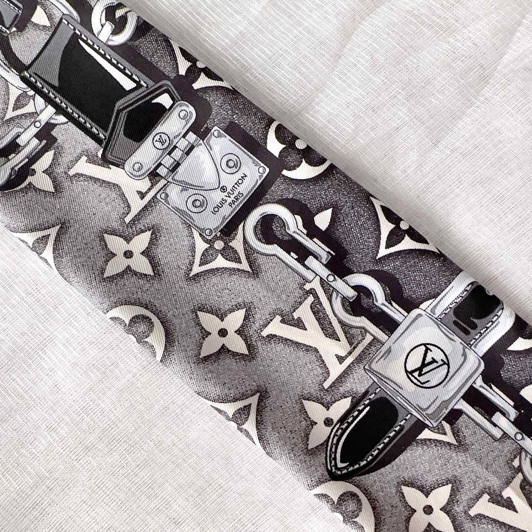 LOUIS VUITTON(ルイヴィトン)のLouis Vuitton ルイヴィトン　バンドー　モノグラム　スカーフ　美品 レディースのファッション小物(バンダナ/スカーフ)の商品写真