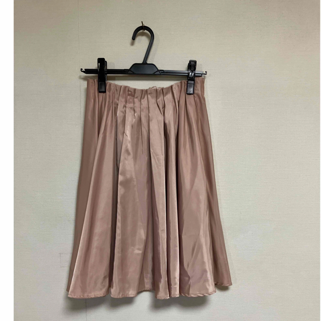 TOCCO closet(トッコクローゼット)のトッコクローゼット　サテンスカート　フレアー　くすみピンク　 レディースのスカート(ひざ丈スカート)の商品写真