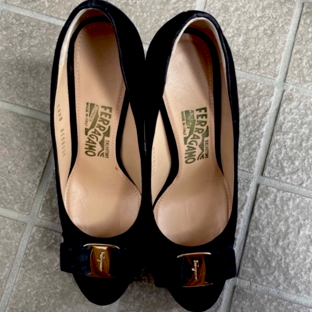 Ferragamo(フェラガモ)のいちご姫さま専用　フェラガモ　ヴァラ　パンプス レディースの靴/シューズ(ハイヒール/パンプス)の商品写真