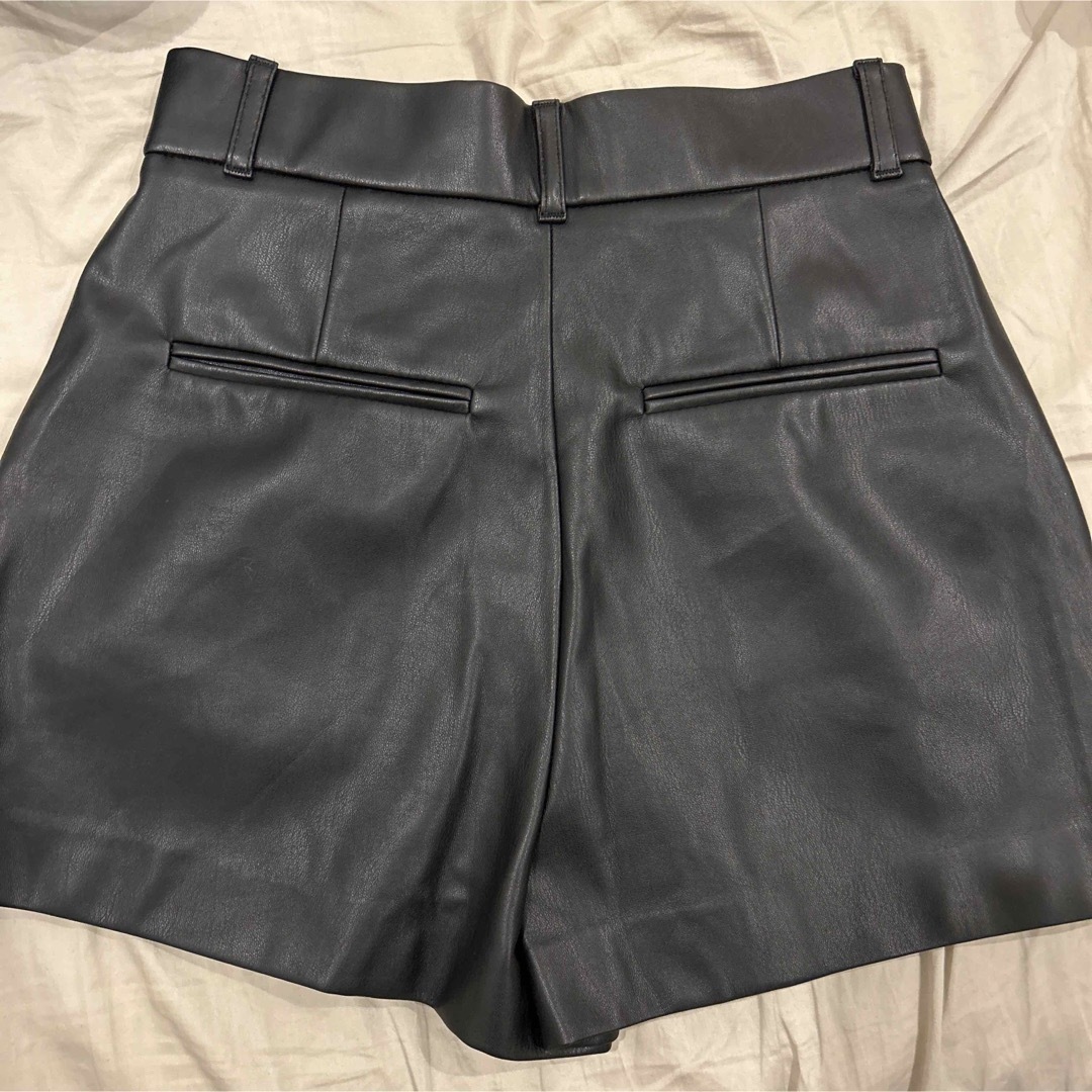 ZARA(ザラ)のzara レザーショートパンツ　ブラック　ボトムス レディースのパンツ(ショートパンツ)の商品写真