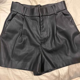 ザラ(ZARA)のzara レザーショートパンツ　ブラック　ボトムス(ショートパンツ)