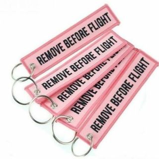 ☆新品☆『REMOVE BEFORE FLIGHT』(ピンク)キーチェーン☆(その他)