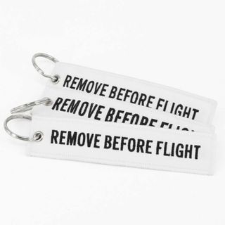 『REMOVE BEFORE FLIGHT』(刺繍タイプ/白)キーチェーン(その他)