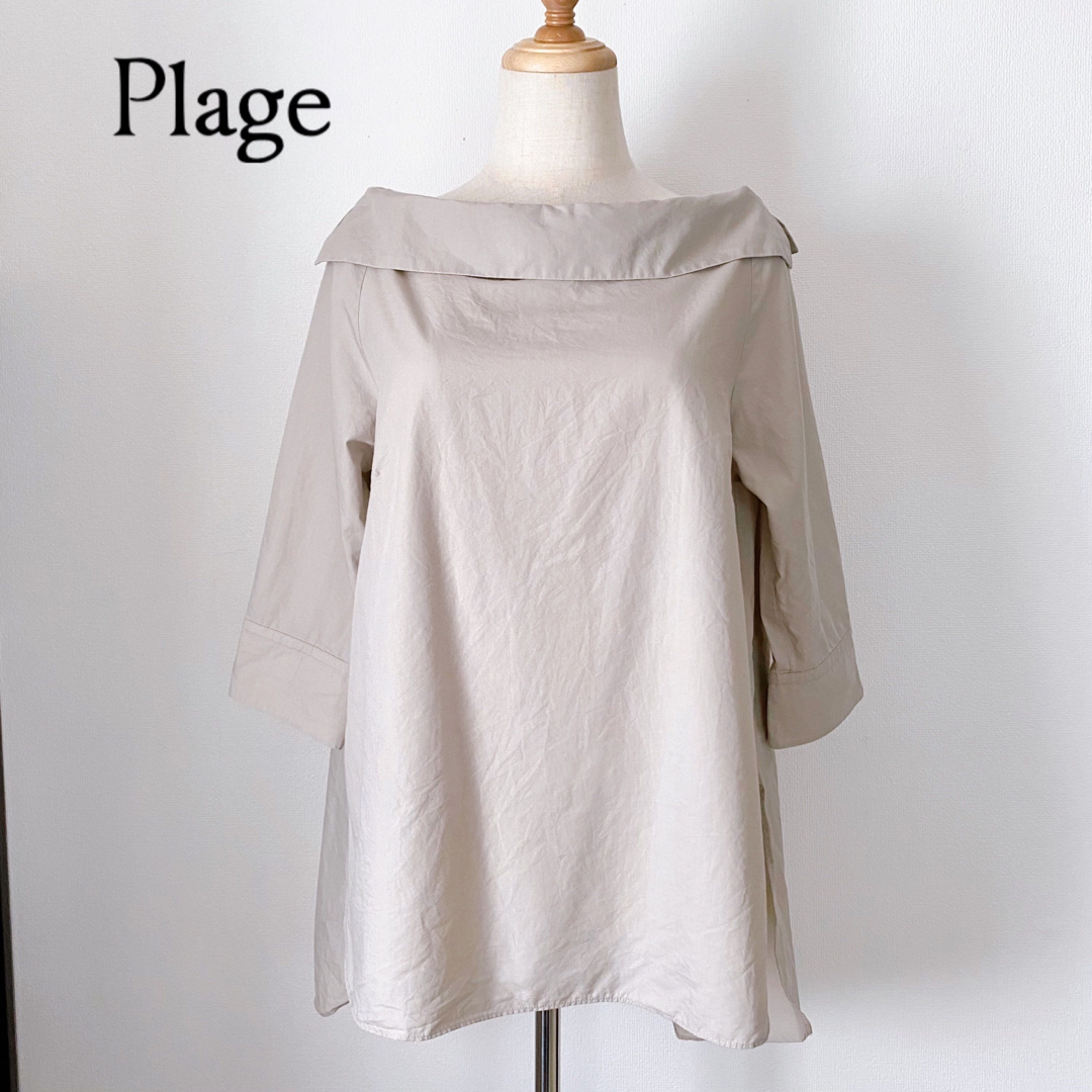 Plage(プラージュ)のプラージュ オフショルダー バックボタン ブラウス シャツ グレーベージュ レディースのトップス(シャツ/ブラウス(長袖/七分))の商品写真