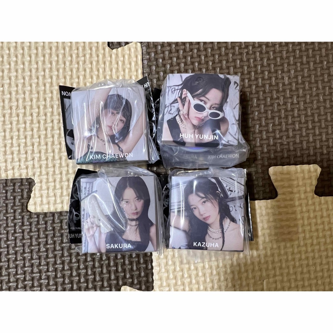 LE SSERAFIM(ルセラフィム)のルセラフィム チェウォン サクラ ユンジン カズハ cd風アクリルチャーム エンタメ/ホビーのCD(K-POP/アジア)の商品写真