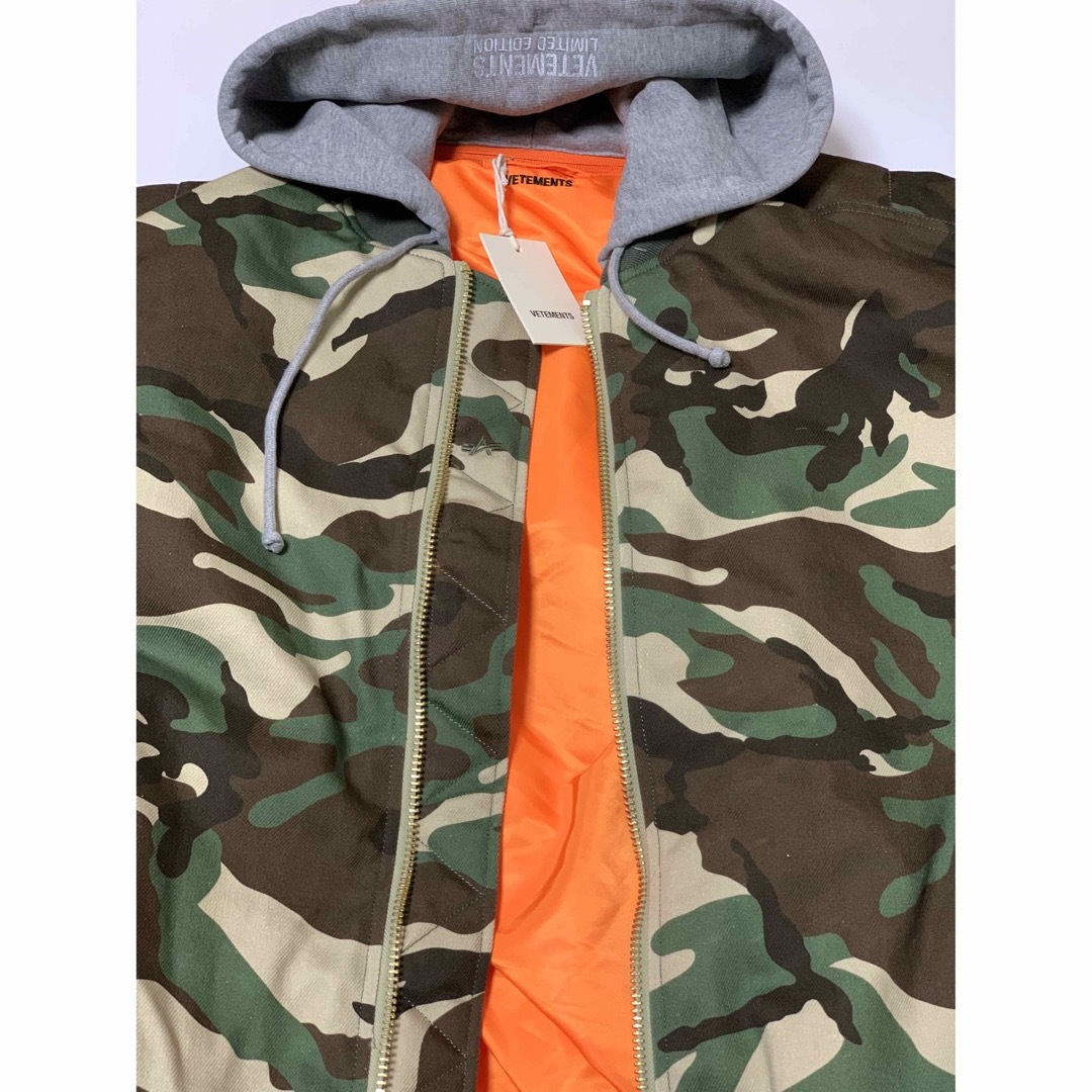 VETEMENTS(ヴェトモン)の新品《 VETEMENTS 》Hooded Bomber Jacket S メンズのジャケット/アウター(フライトジャケット)の商品写真