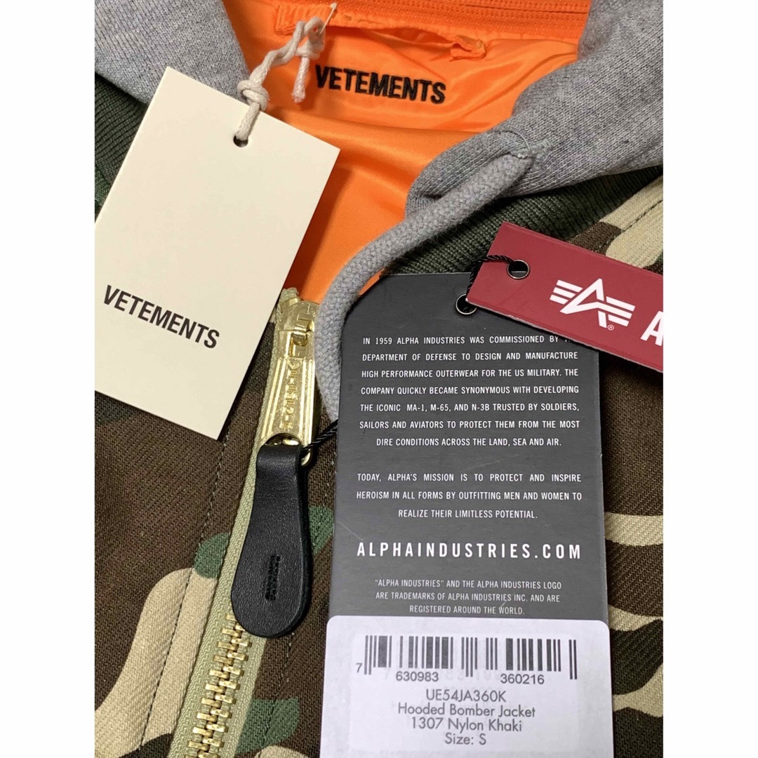 VETEMENTS(ヴェトモン)の新品《 VETEMENTS 》Hooded Bomber Jacket S メンズのジャケット/アウター(フライトジャケット)の商品写真