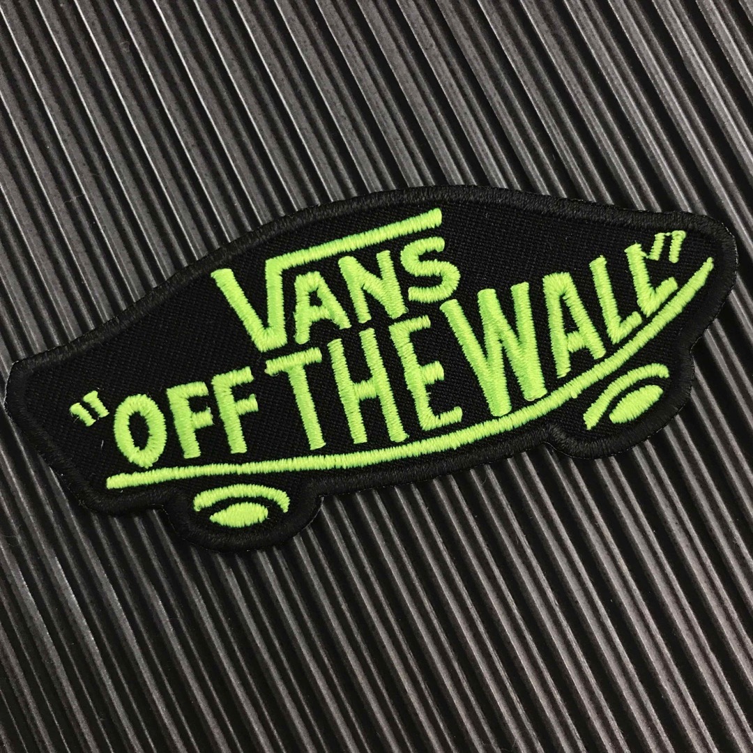 VANS(ヴァンズ)の黒×蛍光グリーン VANS OFF THE WALL アイロンワッペン -32 スポーツ/アウトドアのスポーツ/アウトドア その他(スケートボード)の商品写真