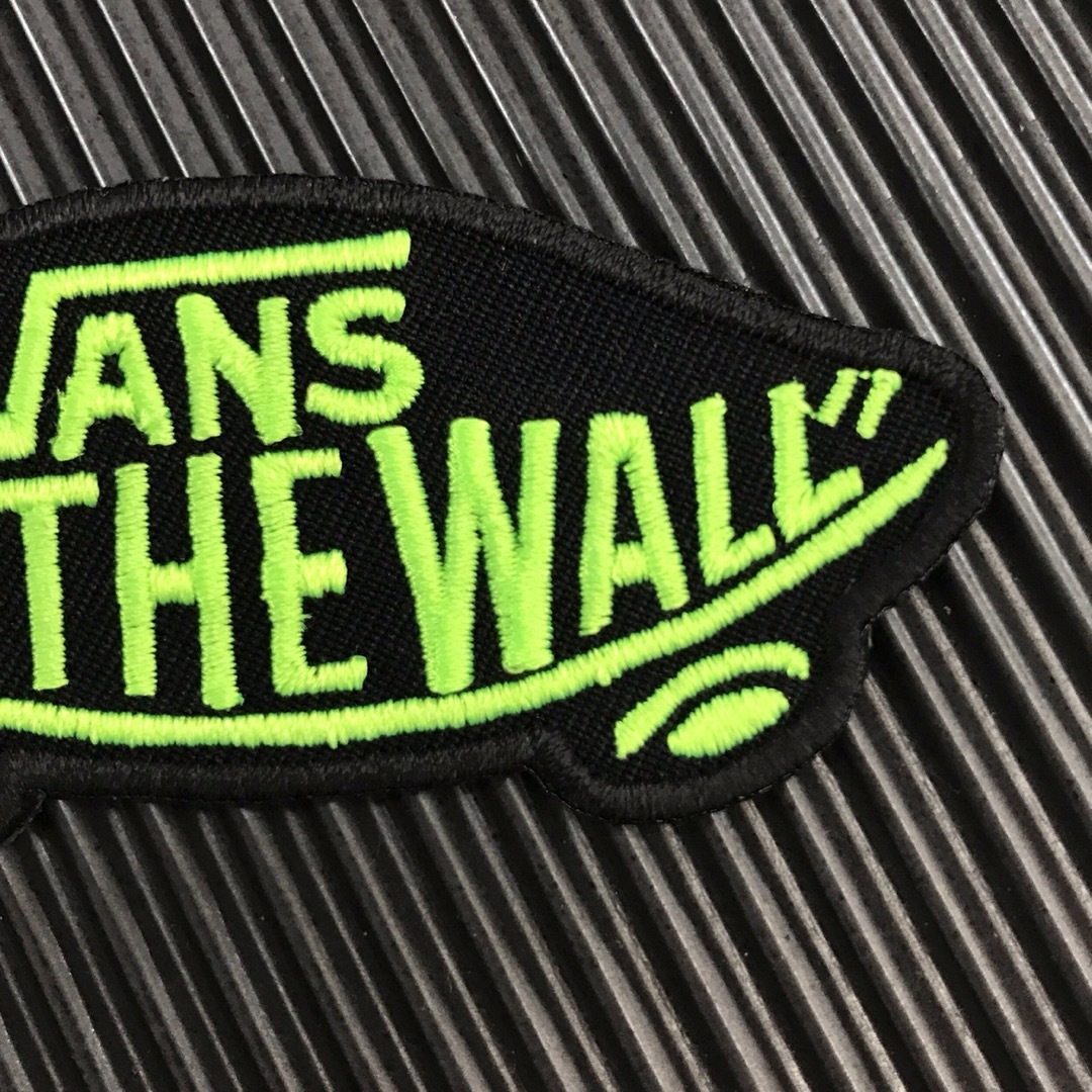 VANS(ヴァンズ)の黒×蛍光グリーン VANS OFF THE WALL アイロンワッペン -32 スポーツ/アウトドアのスポーツ/アウトドア その他(スケートボード)の商品写真