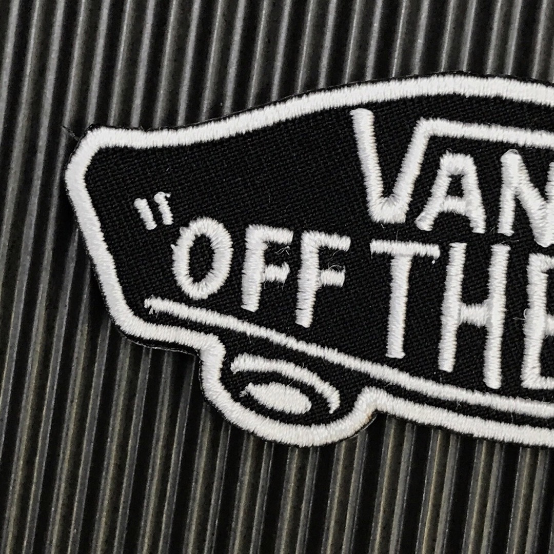 VANS(ヴァンズ)の黒×白 VANS OFF THE WALL バンズ ロゴ アイロンワッペン 66 自動車/バイクのバイク(装備/装具)の商品写真