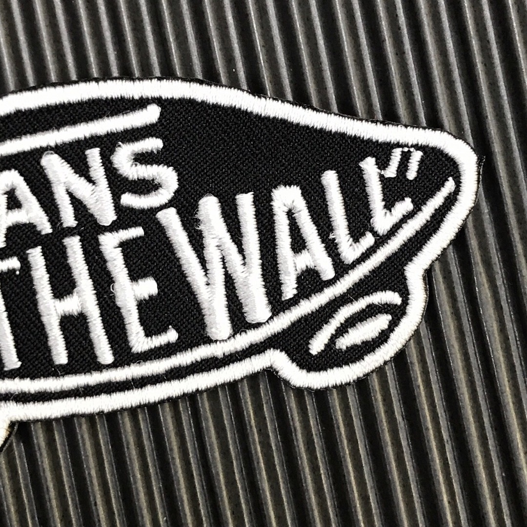 VANS(ヴァンズ)の黒×白 VANS OFF THE WALL バンズ ロゴ アイロンワッペン 66 自動車/バイクのバイク(装備/装具)の商品写真