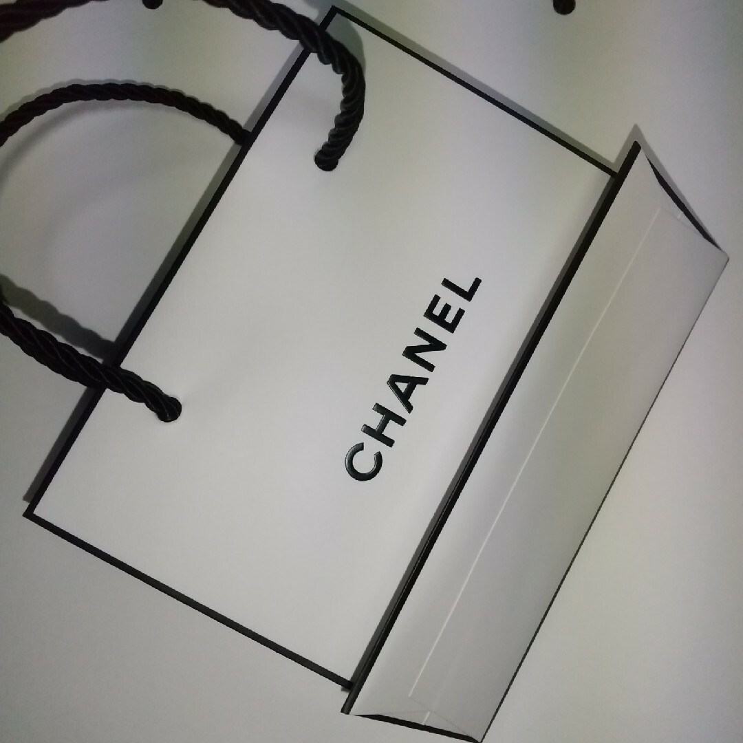 CHANEL(シャネル)のCHANEL 限定チャーム 紙袋(小) コスメ/美容のスキンケア/基礎化粧品(洗顔料)の商品写真