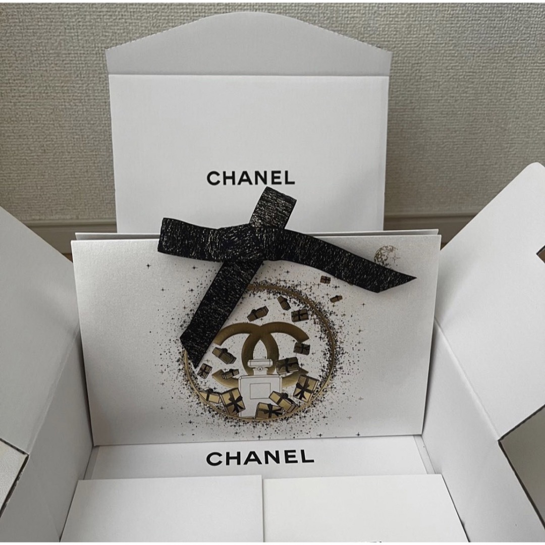 CHANEL(シャネル)のシャネル　2023 ホリデー　ラッピングセット　CCロゴチャーム インテリア/住まい/日用品のオフィス用品(ラッピング/包装)の商品写真