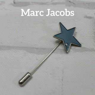 マークジェイコブス(MARC JACOBS)の【匿名配送】マーク ジェイコブス ブローチ ロゴ 星 青(ブローチ/コサージュ)