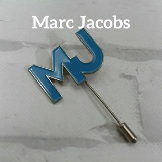 マークジェイコブス(MARC JACOBS)の【匿名配送】マーク ジェイコブス ブローチ ロゴ 水色(ブローチ/コサージュ)