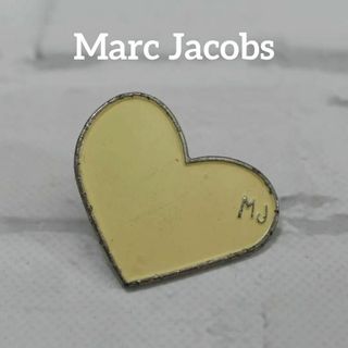 マークジェイコブス(MARC JACOBS)の【匿名配送】マーク ジェイコブス ブローチ ロゴ 黄色 ハート(ブローチ/コサージュ)