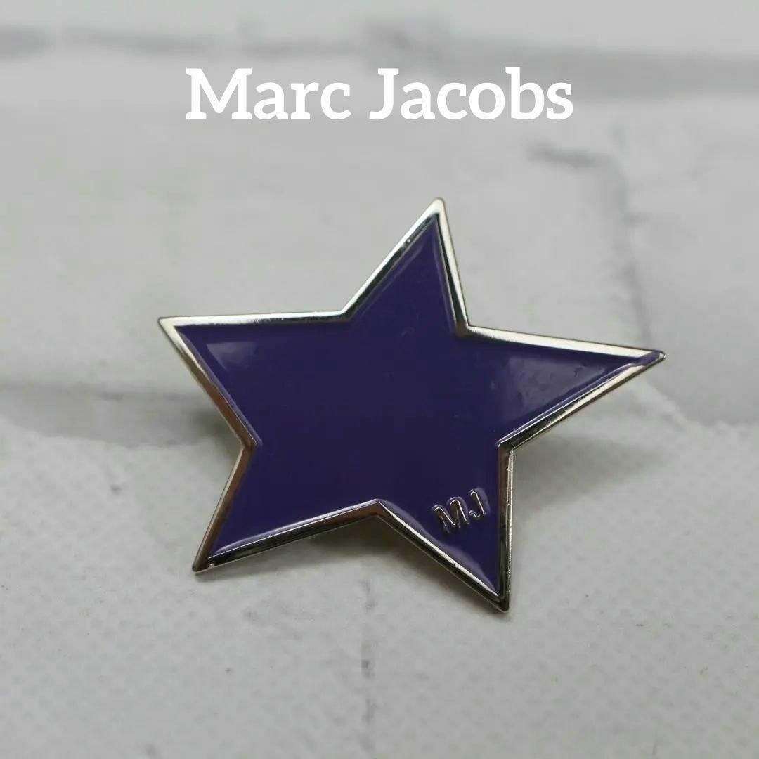 MARC JACOBS(マークジェイコブス)の【匿名配送】マーク ジェイコブス ブローチ ロゴ 星 紫 レディースのアクセサリー(ブローチ/コサージュ)の商品写真