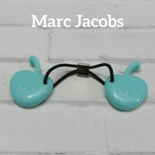 マークジェイコブス(MARC JACOBS)の【匿名配送】マークジェイコブス ヘアゴム ロゴ リンゴ 水色(ヘアゴム/シュシュ)