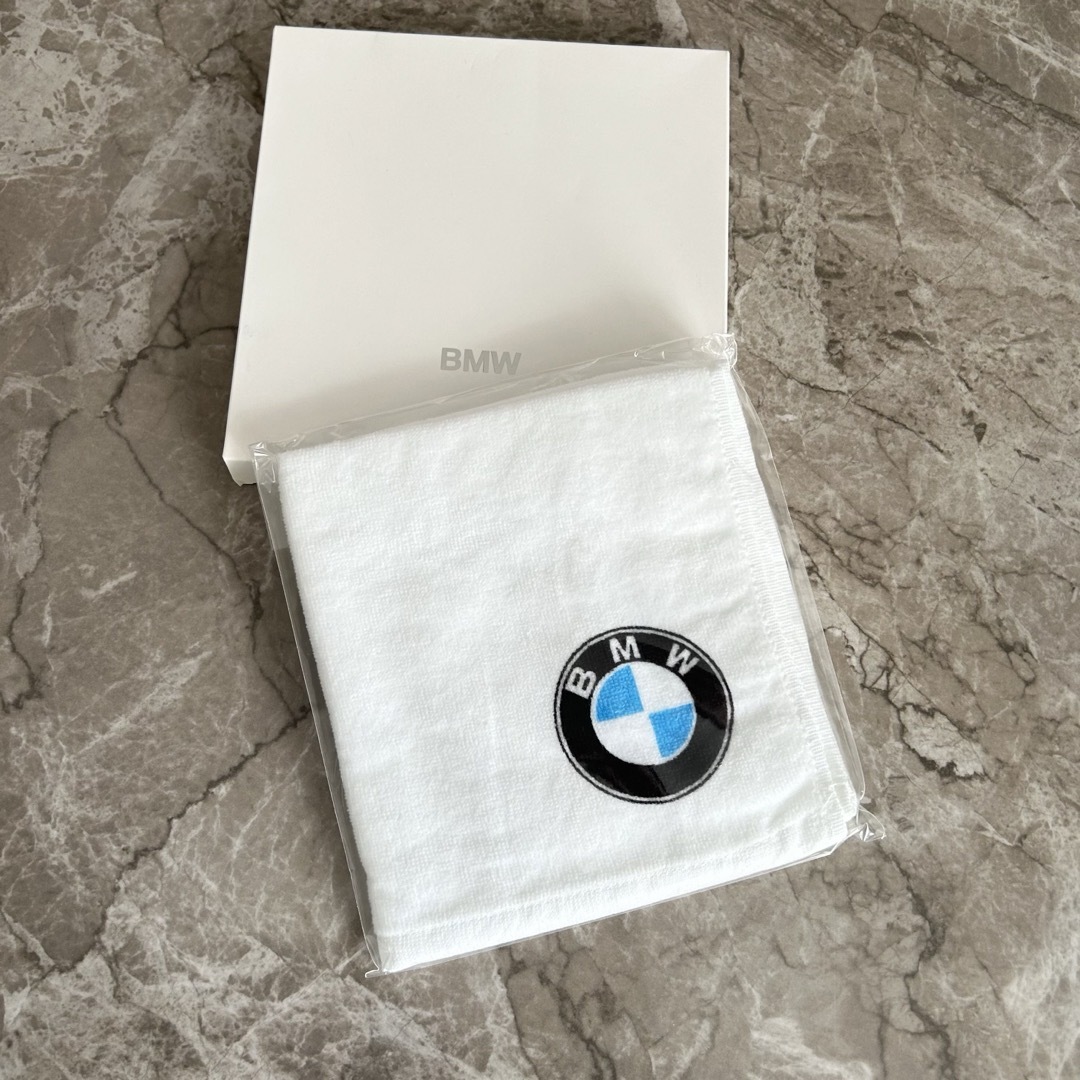 BMW(ビーエムダブリュー)の【新品】BMW ハンドタオル　タオル インテリア/住まい/日用品の日用品/生活雑貨/旅行(タオル/バス用品)の商品写真