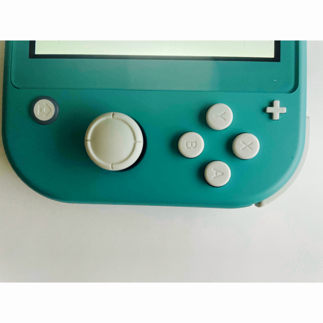 Nintendo Switch(ニンテンドースイッチ)のNintendo Switch  Lite ターコイズドラゴンクエストトレジャー エンタメ/ホビーのゲームソフト/ゲーム機本体(家庭用ゲーム機本体)の商品写真