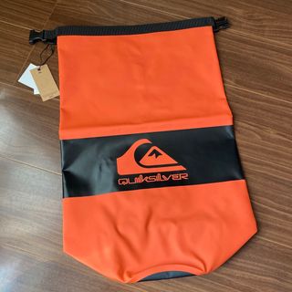 クイックシルバー(QUIKSILVER)のクイックシルバー サーフバッグ 防水バッグ オレンジ 10L(サーフィン)