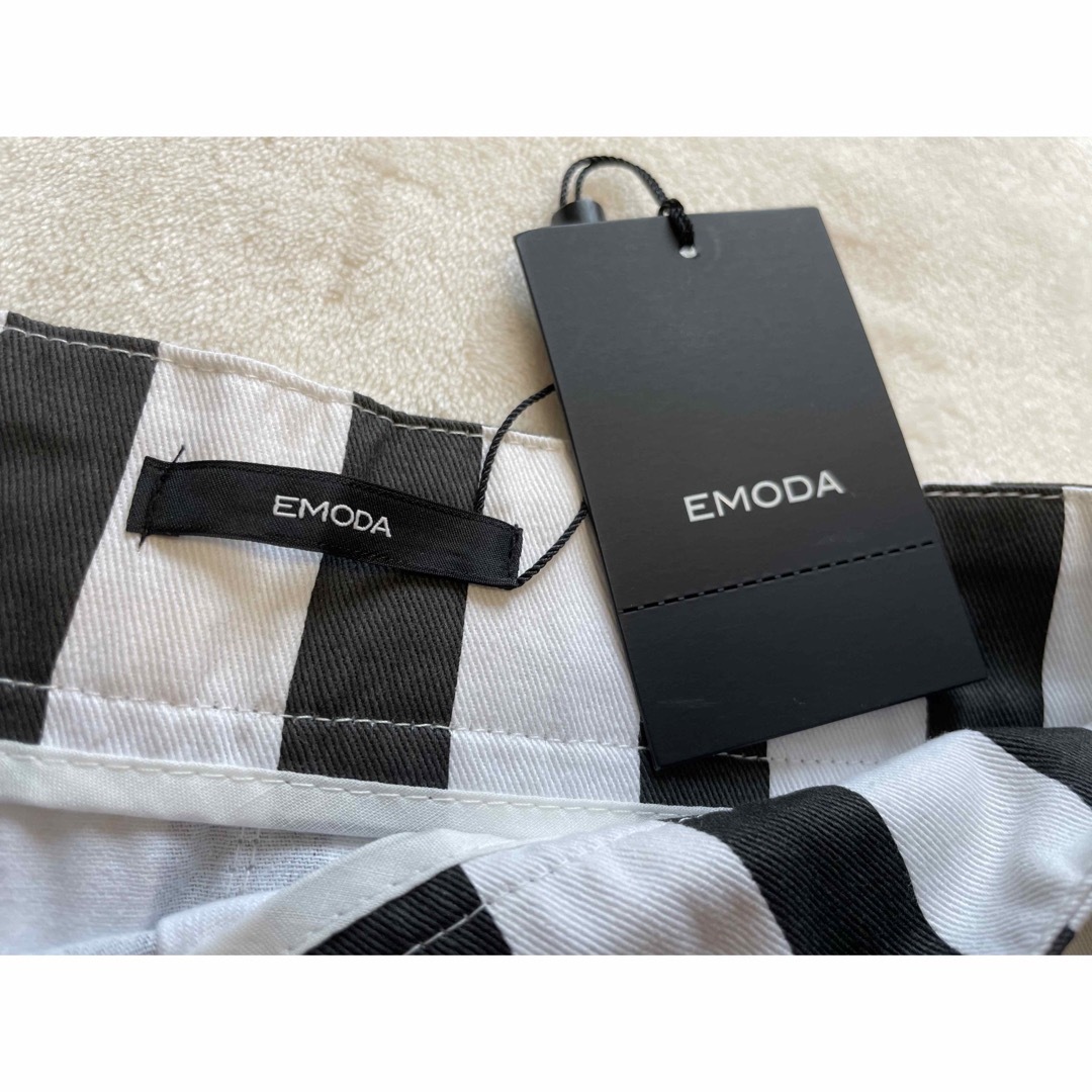 EMODA(エモダ)の新品タグ付き　訳あり　EMODA エモダ　ストライプ柄　タイトスカート レディースのスカート(ミニスカート)の商品写真