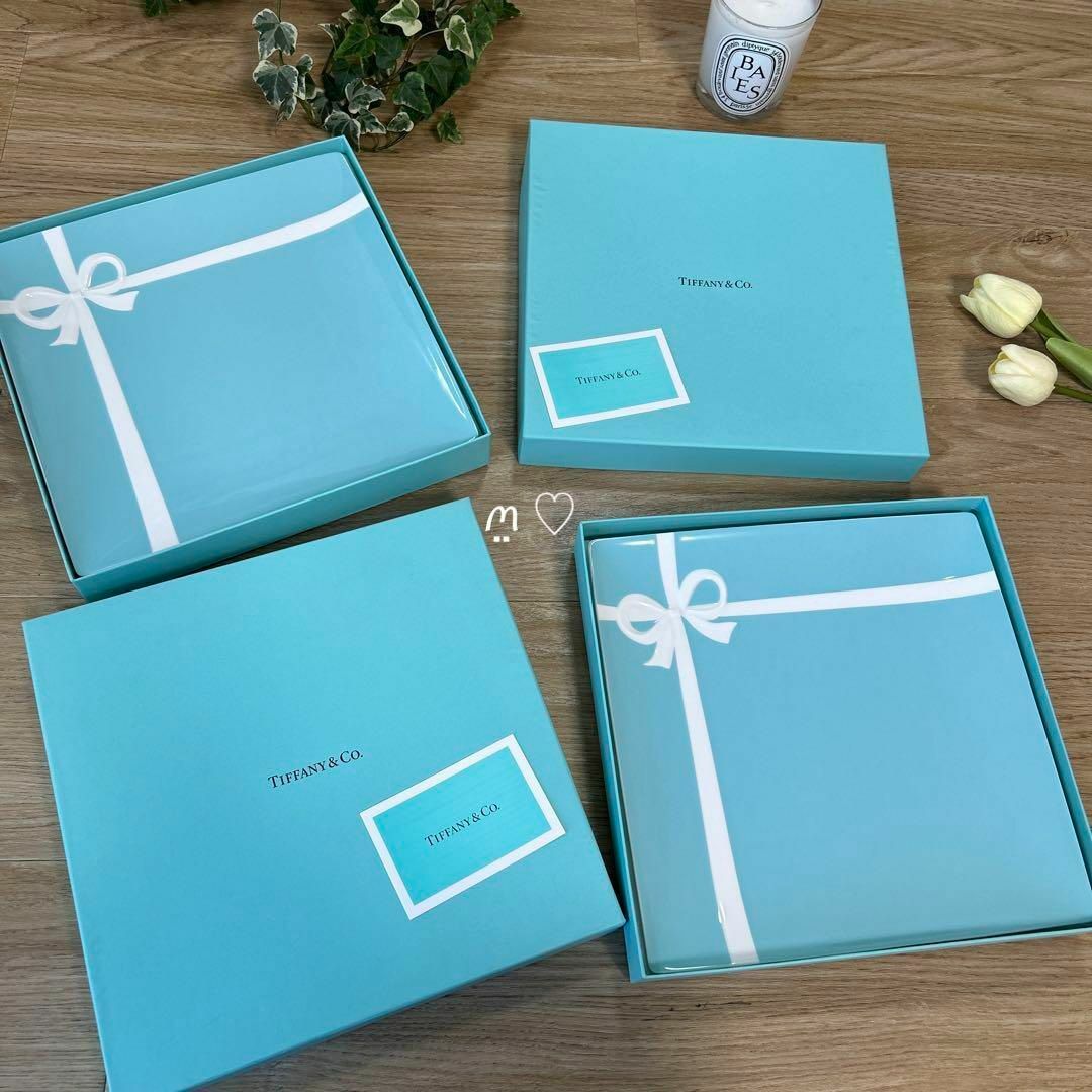 Tiffany & Co.(ティファニー)の新品未使用品　ティファニー　ブルーボウプレート2枚　プレゼントリボンボックス インテリア/住まい/日用品のキッチン/食器(食器)の商品写真