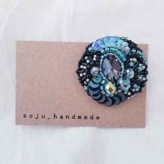 エメラルドグリーンの宝石ブローチ　ビーズ刺繍　ブローチ(コサージュ/ブローチ)