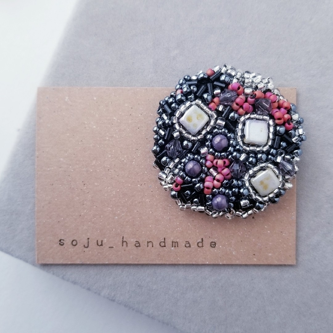 杏様専用です　ビーズ刺繍　ブローチ ハンドメイドのアクセサリー(コサージュ/ブローチ)の商品写真