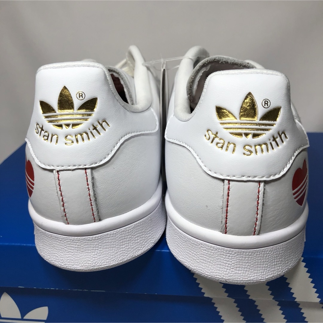 adidas(アディダス)の【新品】アディダス スタンスミス スニーカー ホワイト レッド ハート 23.0 レディースの靴/シューズ(スニーカー)の商品写真