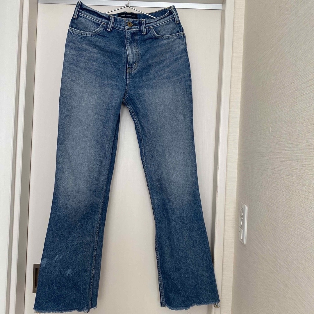 MADISONBLUE(マディソンブルー)のマディソンブルー　HEM CUT FLARE PT DENIM レディースのパンツ(デニム/ジーンズ)の商品写真