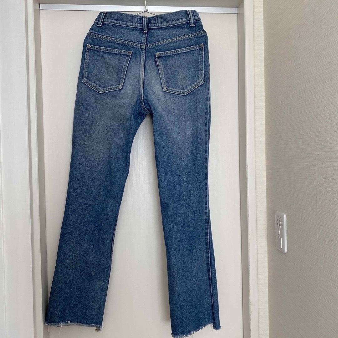 MADISONBLUE(マディソンブルー)のマディソンブルー　HEM CUT FLARE PT DENIM レディースのパンツ(デニム/ジーンズ)の商品写真