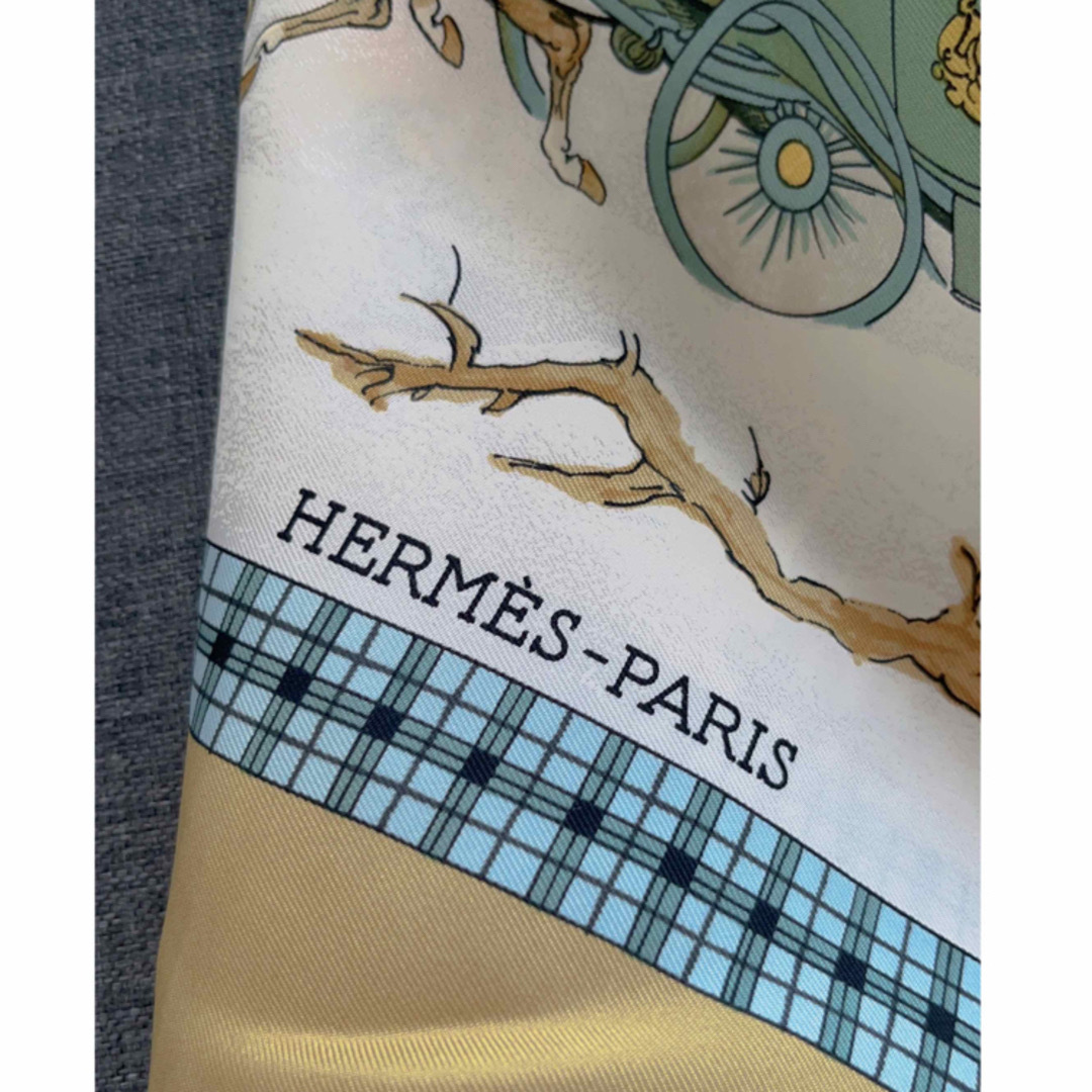 Hermes(エルメス)の美品！HERMESスカーフ　カレ90 シルク　ベージュ系 レディースのファッション小物(バンダナ/スカーフ)の商品写真