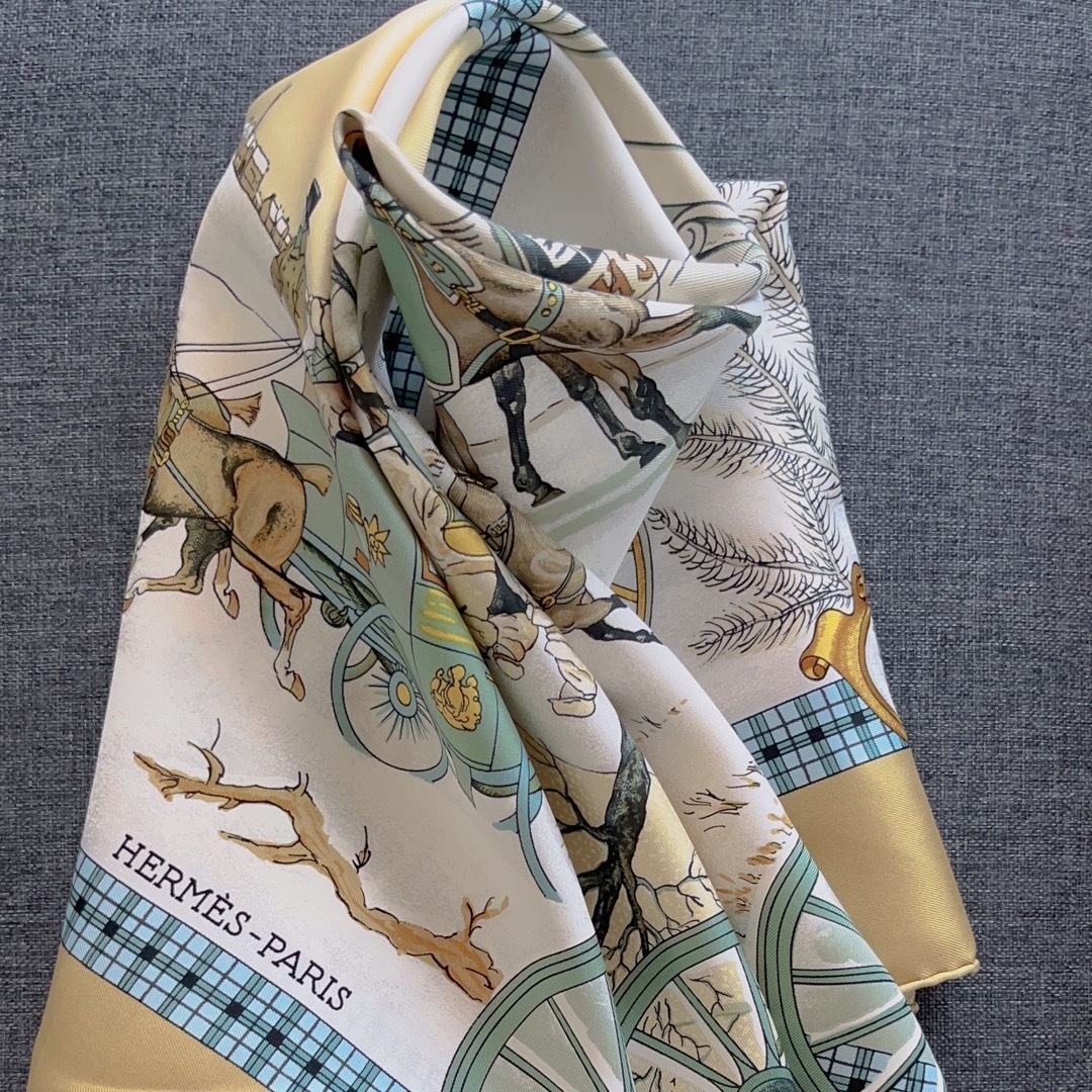 Hermes(エルメス)の美品！HERMESスカーフ　カレ90 シルク　ベージュ系 レディースのファッション小物(バンダナ/スカーフ)の商品写真
