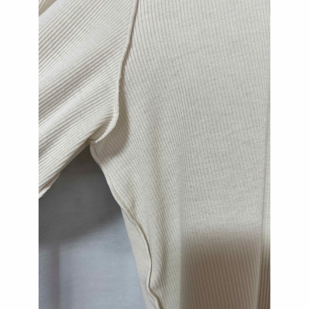 GU(ジーユー)のGUリブタートルネックT（Mサイズ）黒、クリーム２枚セット レディースのトップス(Tシャツ(長袖/七分))の商品写真