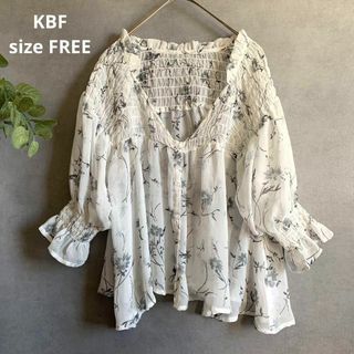 ケービーエフ(KBF)の美品★KBF 透け感花柄ブラウス シアー アーバンリサーチ(シャツ/ブラウス(半袖/袖なし))