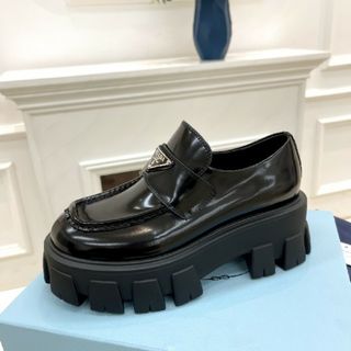 プラダ ローファー/革靴(レディース)（エナメル）の通販 86点 | PRADA